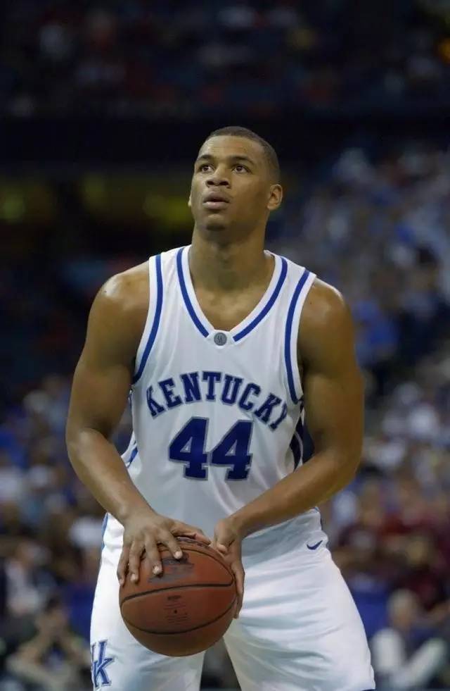 鹕队凭借明 鹕队凭借明